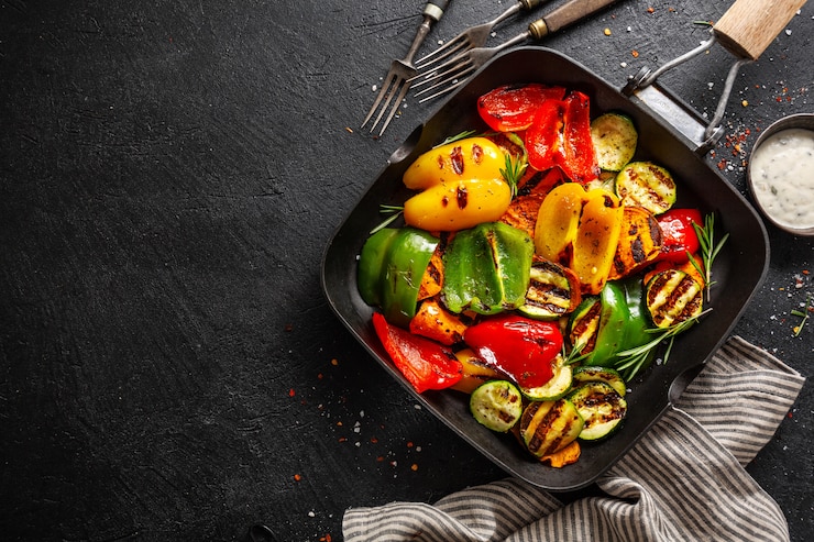Foto gratuito sane verdure saporite grigliate sulla padella