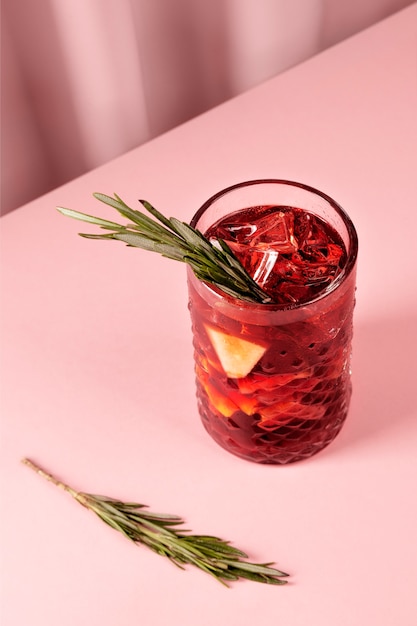 Sangria ad alto angolo con erbe aromatiche