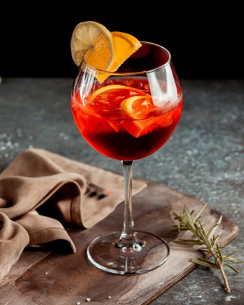 Sangria con fettine di limone sul tavolo