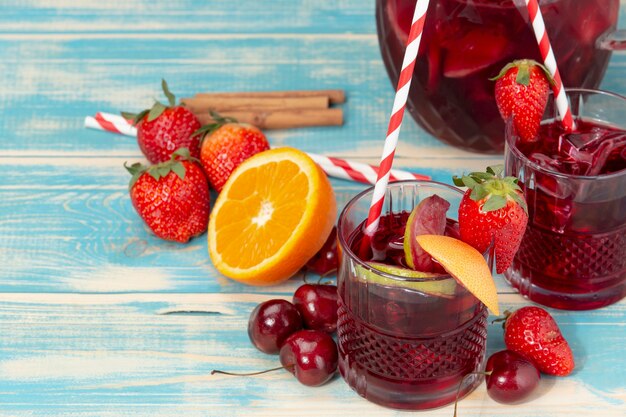 Sangria e frutta deliziose di alto angolo