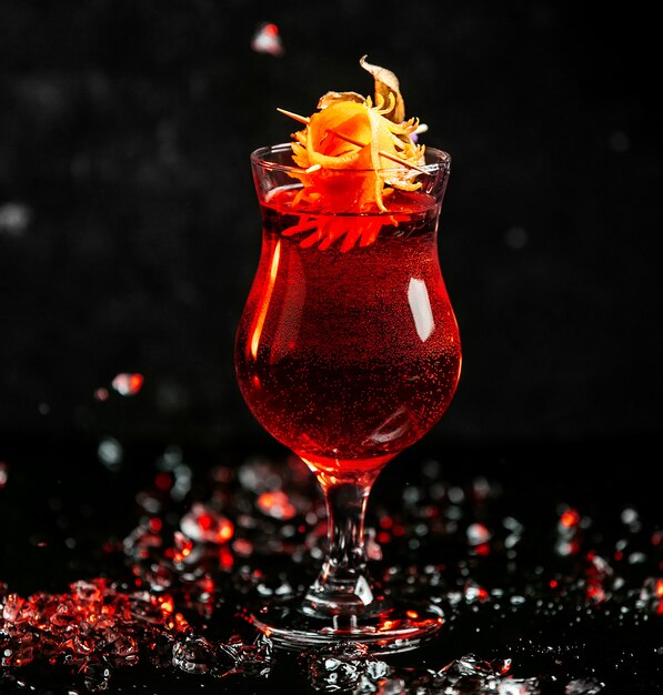 Sangria rossa sul tavolo