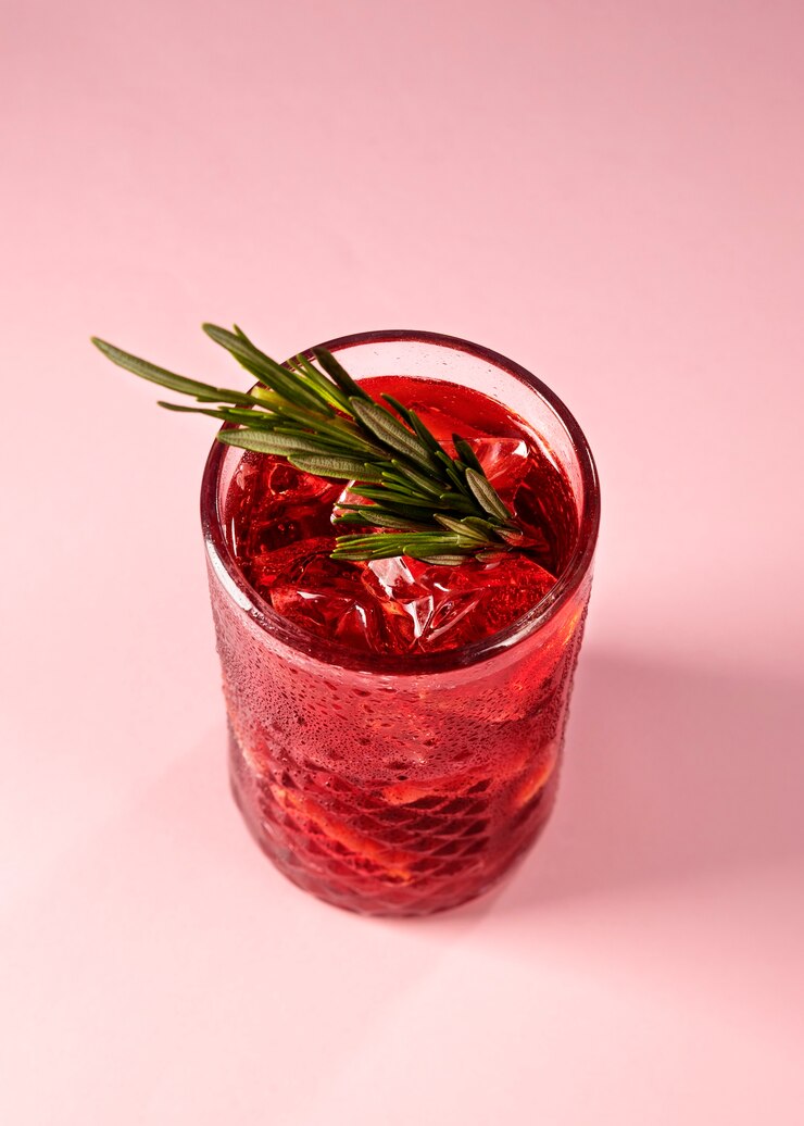 Foto gratuito sangria saporita con erbe ad angolo alto