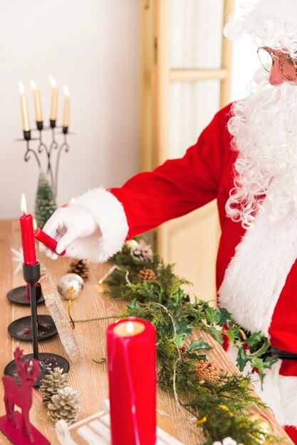 Santa Claus che illumina le candele del nuovo anno