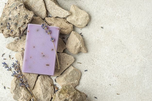 Sapone alla lavanda sulle rocce con copia spazio