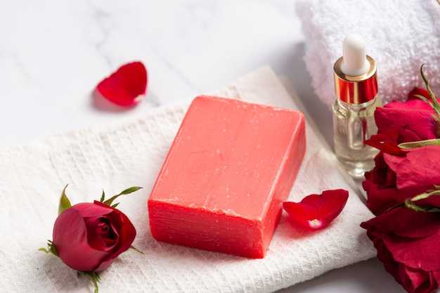 Sapone fatto a mano alla rosa su sfondo di marmo