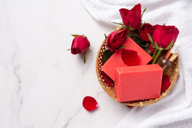 Sapone fatto a mano alla rosa su sfondo di marmo