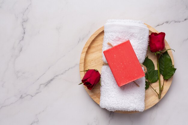 Sapone fatto a mano alla rosa su sfondo di marmo