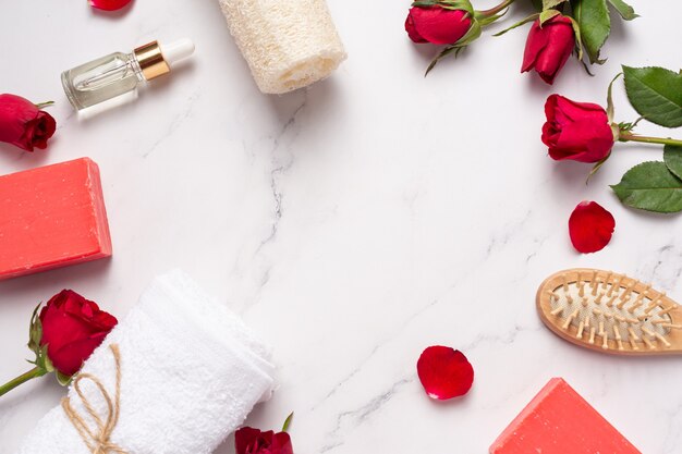 Sapone fatto a mano alla rosa su sfondo di marmo