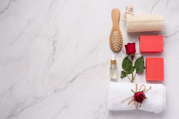 Sapone fatto a mano alla rosa su sfondo di marmo