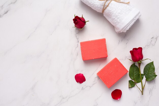 Sapone fatto a mano alla rosa su sfondo di marmo