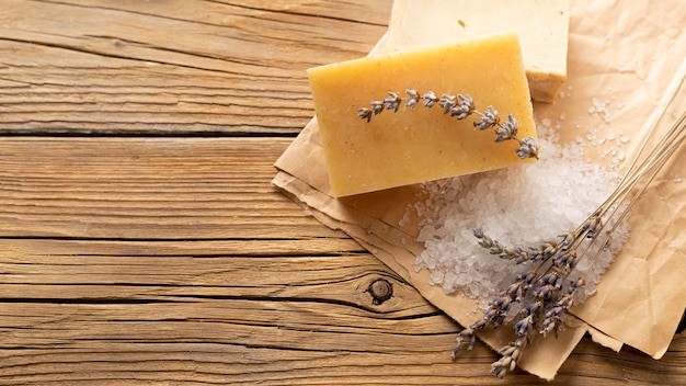 Sapone naturale fatto a mano con spazio copia sale e lavanda