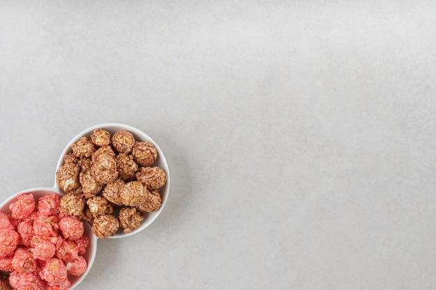 Sapori di popcorn assortiti in un piccolo vassoio di snack sul tavolo di marmo.