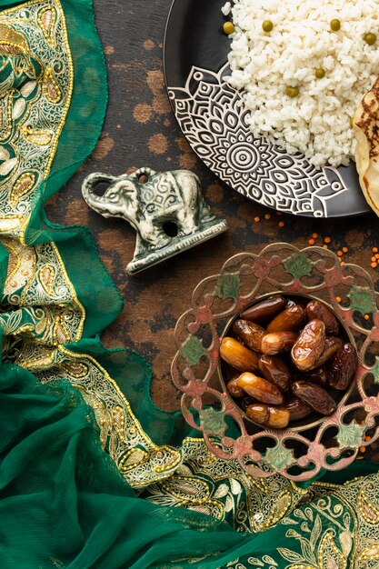 Sari e disposizione del cibo indiano