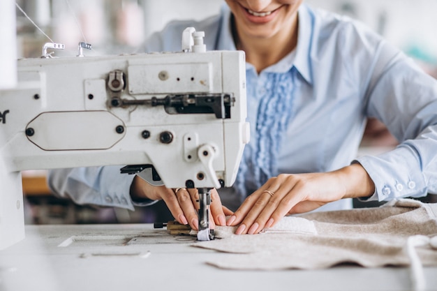 Sarto donna che lavora nella fabbrica di cucito