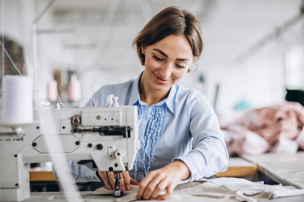 Sarto donna che lavora nella fabbrica di cucito