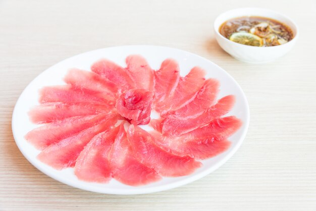 Sashimi di tonno fresco crudo