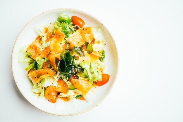 Sashimi freschi di carne di salmone crudo con insalata di verdure