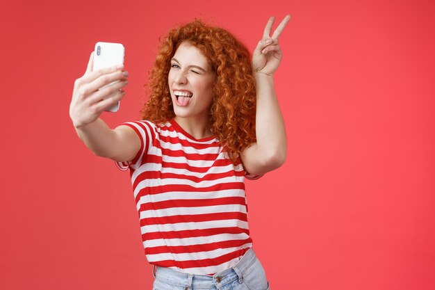 Sassy alla moda giocosa bella rossa audace donna riccia mostra pace vittoria orecchie animali gesti...