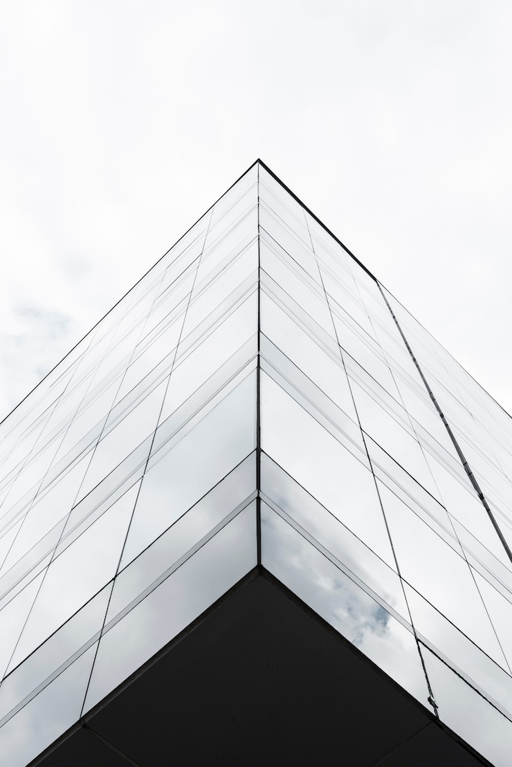 Foto gratuito scala di grigi dell'edificio basso di angolo basso