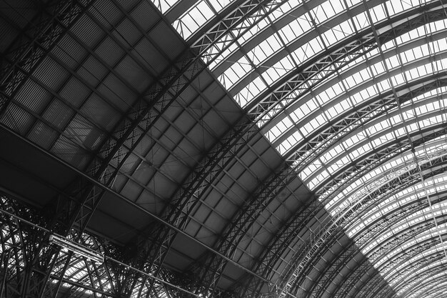 Scala di grigi della stazione ferroviaria centrale sotto la luce del sole a Francoforte in Germania
