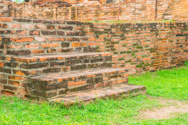 Scala di mattoni nel parco