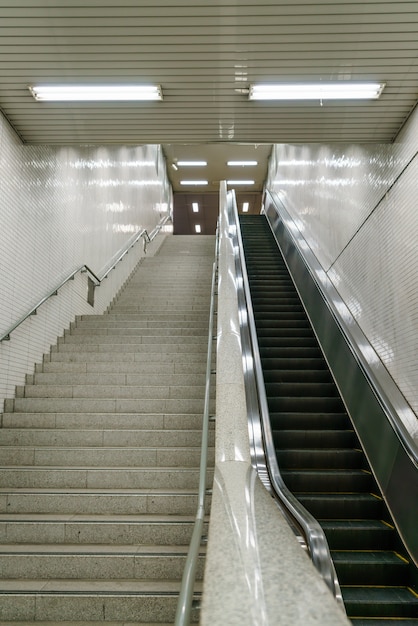 Scala in stazione della metropolitana