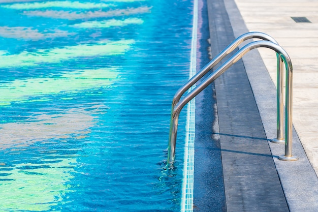 Scala intorno alla piscina all'aperto nel resort dell'hotel