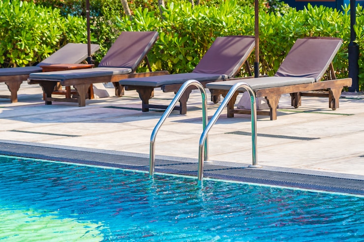 Foto gratuito scala intorno alla piscina all'aperto nel resort dell'hotel