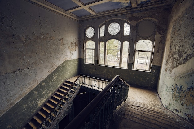 Scale in un vecchio edificio abbandonato con pareti sporche