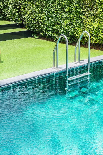Scaletta piscina con fondo in erba