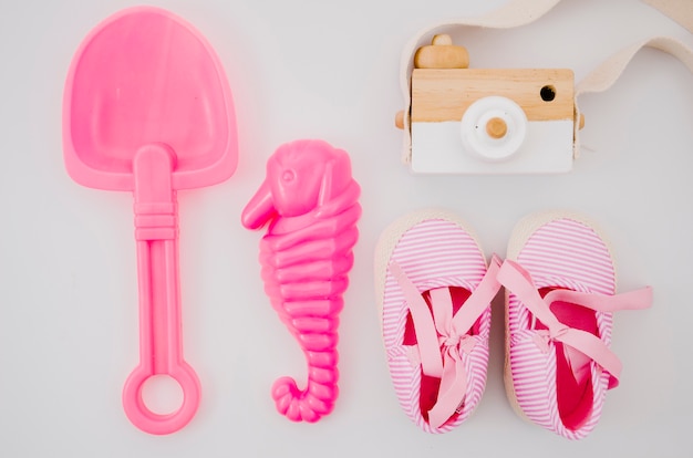 Scarpe da bambino vista dall'alto con giocattoli rosa