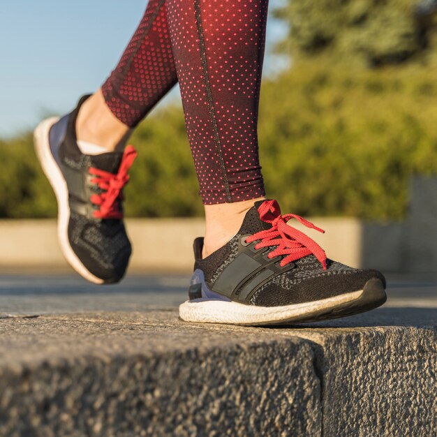 Scarpe da corridore a primo piano con lacci rossi