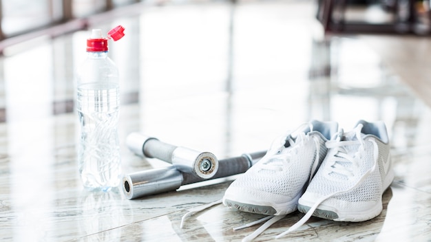 Scarpe da ginnastica e manubri in palestra