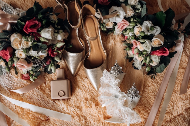 Scarpe da sposa per sposa, bouquet da sposa, profumo, prezioso anello di fidanzamento con gemma