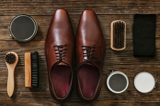 Scarpe da uomo in pelle con strumenti di lucidatura in stile vintage