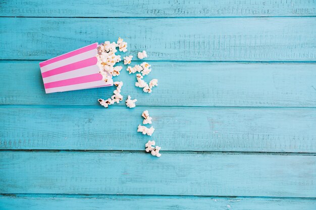 Scatola a strisce con popcorn rovesciato