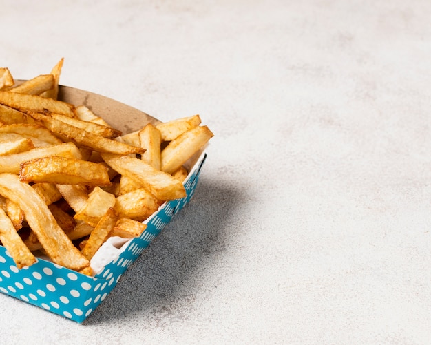 Scatola blu di patate fritte con lo spazio della copia