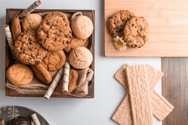 Scatola di biscotti con cialde su una tavola di legno