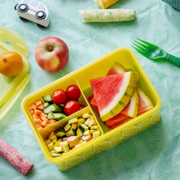 Scatola di cibo da picnic per bambini con anguria e verdure