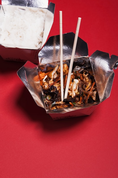 Scatola di Close-up con cibo asiatico