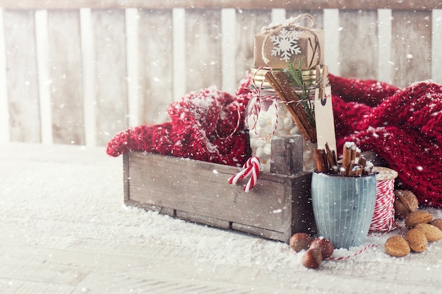 Scatola di legno con un vaso di vetro con un regalo sopra