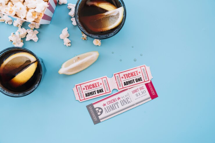 Foto gratuito scatola di popcorn da cinema con una bevanda analcolica