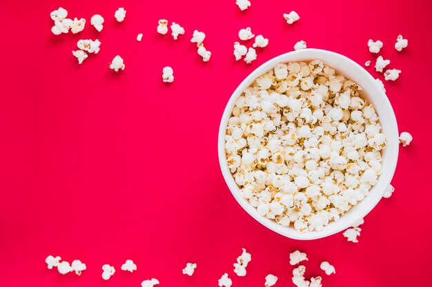 Scatola di popcorn su sfondo rosso