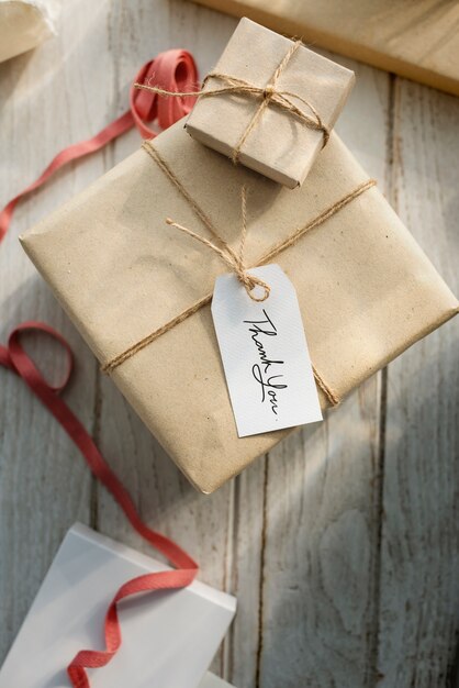 Scatola di regalo con etichetta