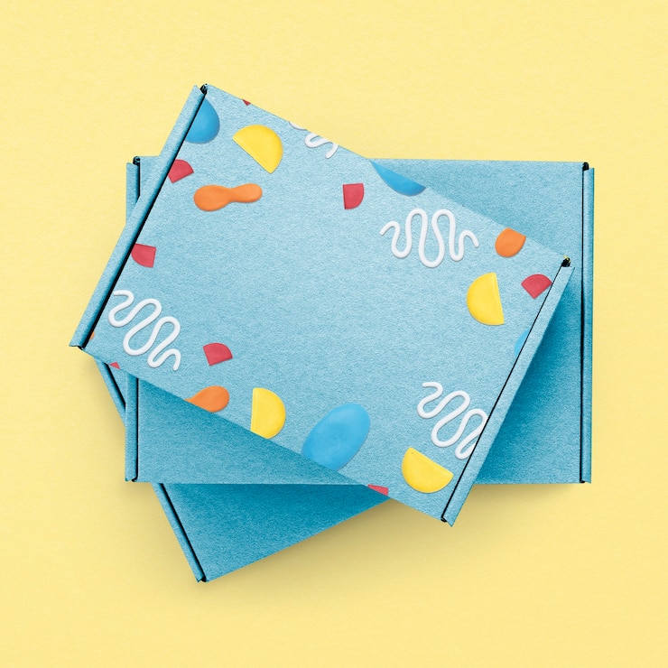 Foto gratuito scatola kraft blu con simpatica confezione del prodotto con motivo in argilla