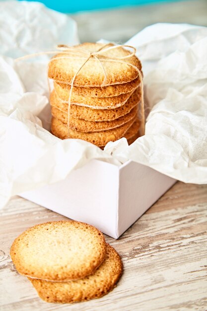 Scatola regalo bianca con biscotti