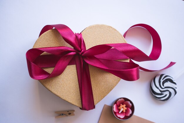 scatola regalo cuore d&#39;oro