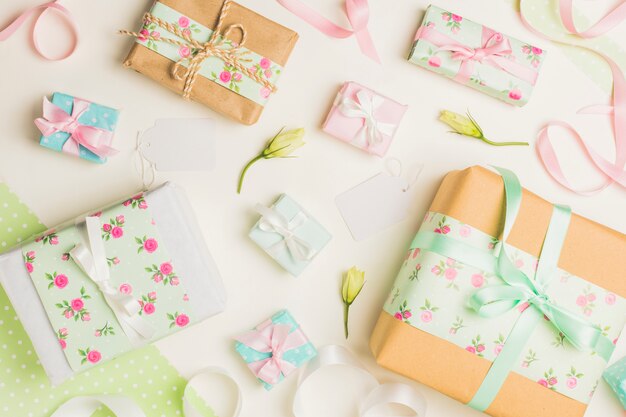 Scatola regalo floreale decorata con etichetta bianca vuota