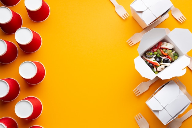 Scatola vista dall'alto con insalata e copia-spazio