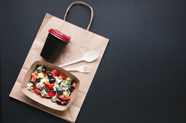 Scatola vista dall'alto con insalata e tazza di caffè